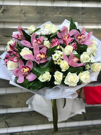 Букет цветов из: Розы и Хризантемы в Вольное