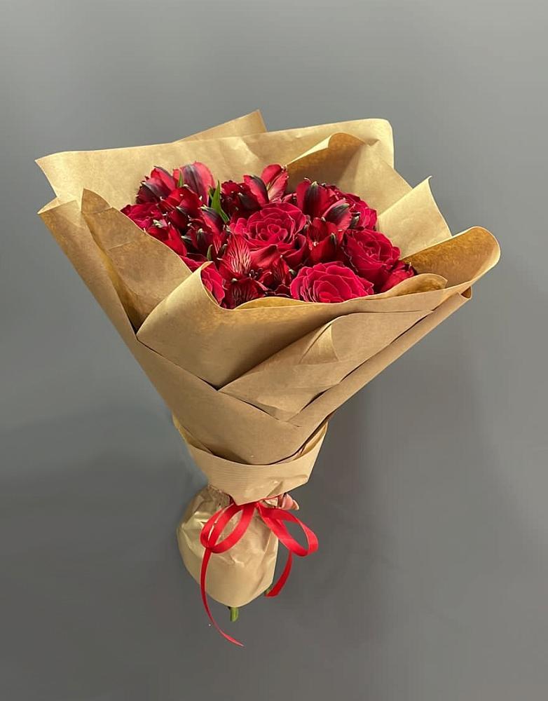 Букет цветов из: Альстромерии и Розы в Вольное