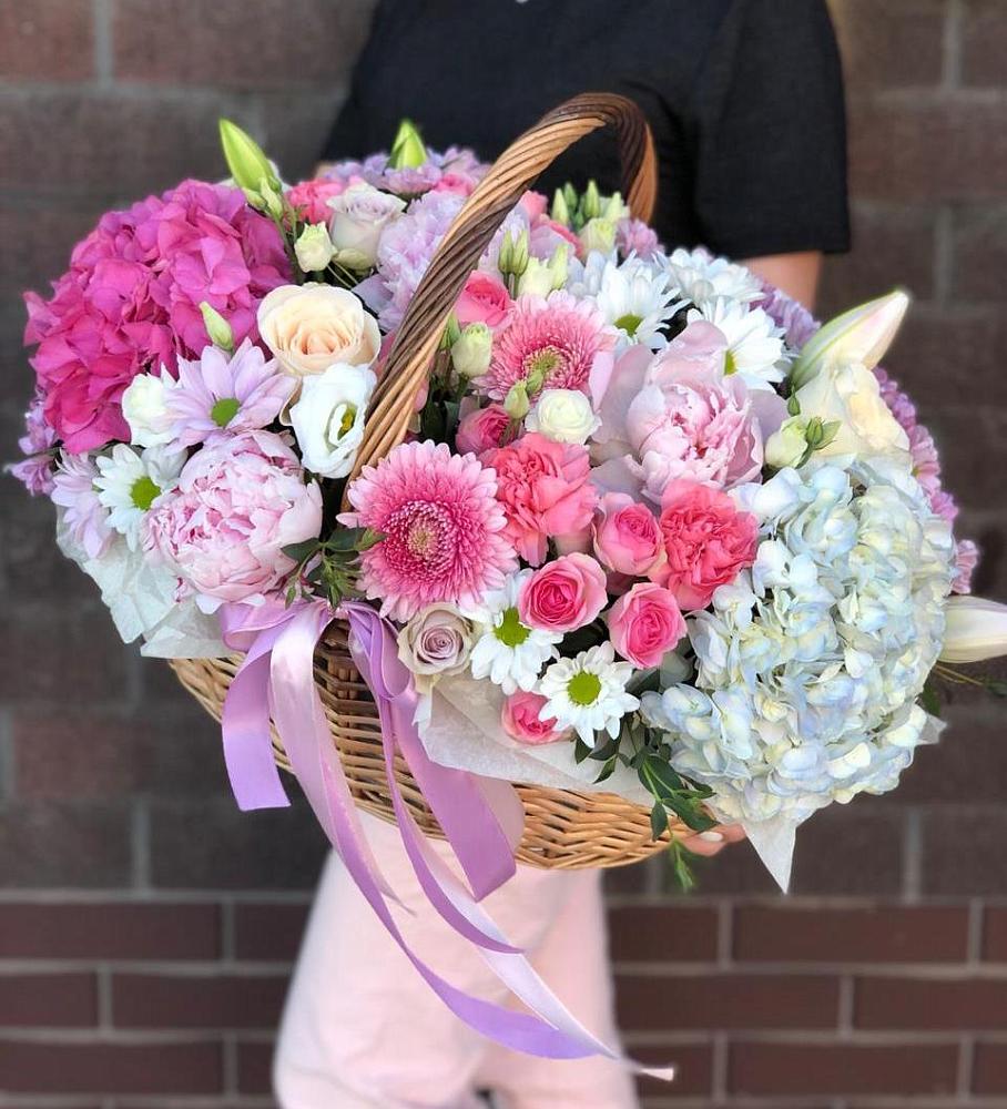 Цветочная композиция из Розы, Хризантемы, Пионы и Лизиантусы в корзине в Вольное