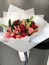 Букет цветов из:  Лилии и Розы в Вольное