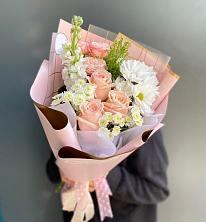 Букет цветов из:  Хризантемы и Розы в Вольное