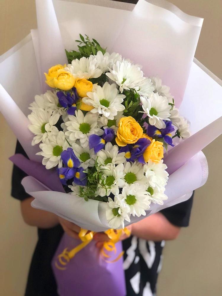 Букет цветов из: Ирисы, Хризантемы и Розы в Вольное