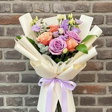 Букет цветов из:  Лизиантусы и Розы в Вольное