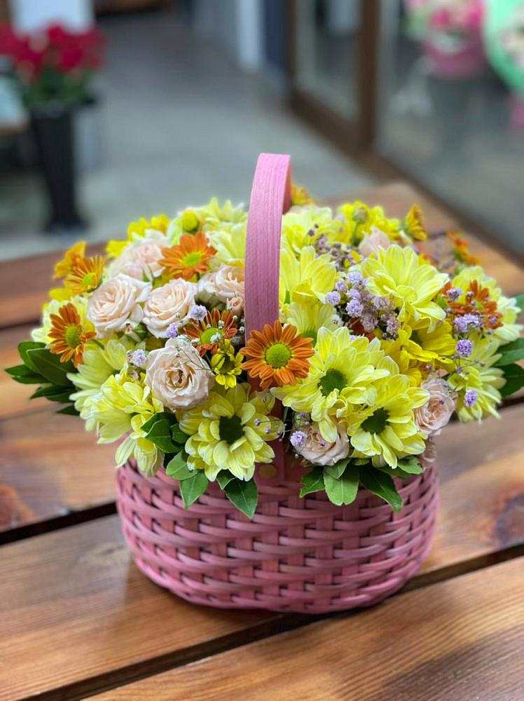 Цветочная композиция из Хризантемы и Розы в корзине в Вольное