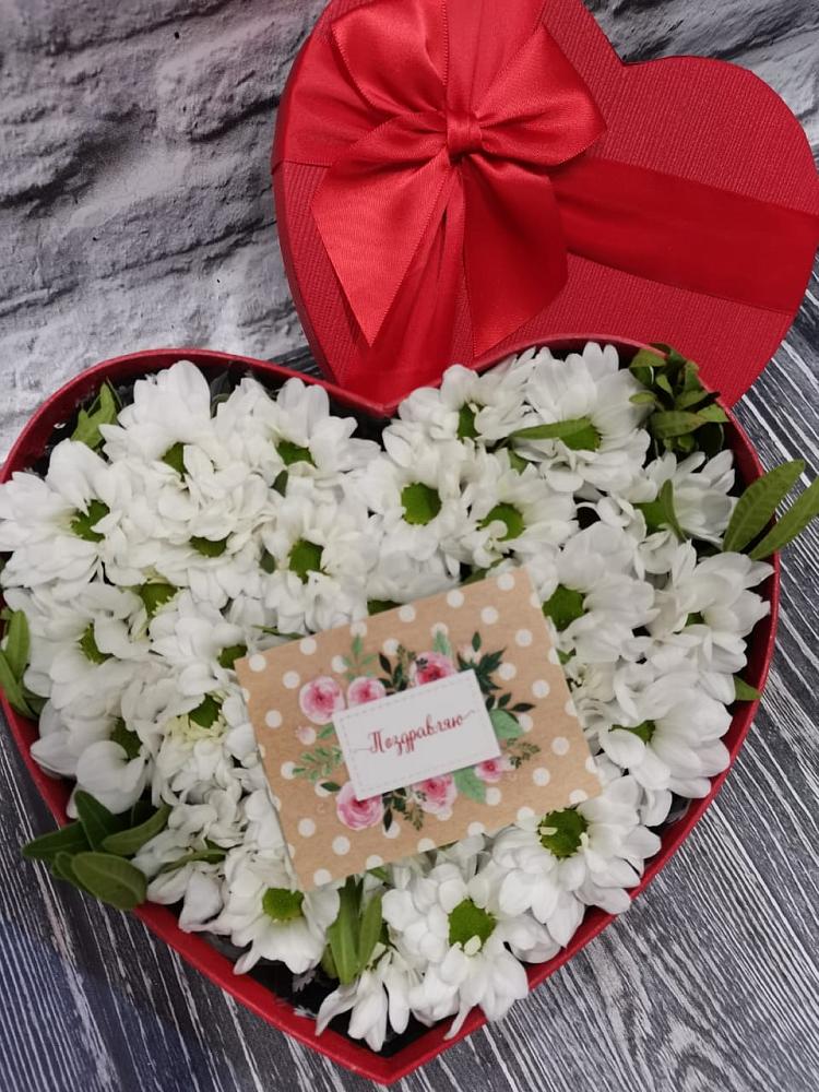 Цветочная композиция из Хризантемы в виде сердца в Вольное