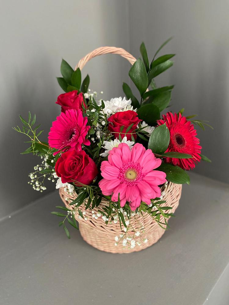 Цветочная композиция из Розы, Хризантемы и Герберы в корзине в Вольное