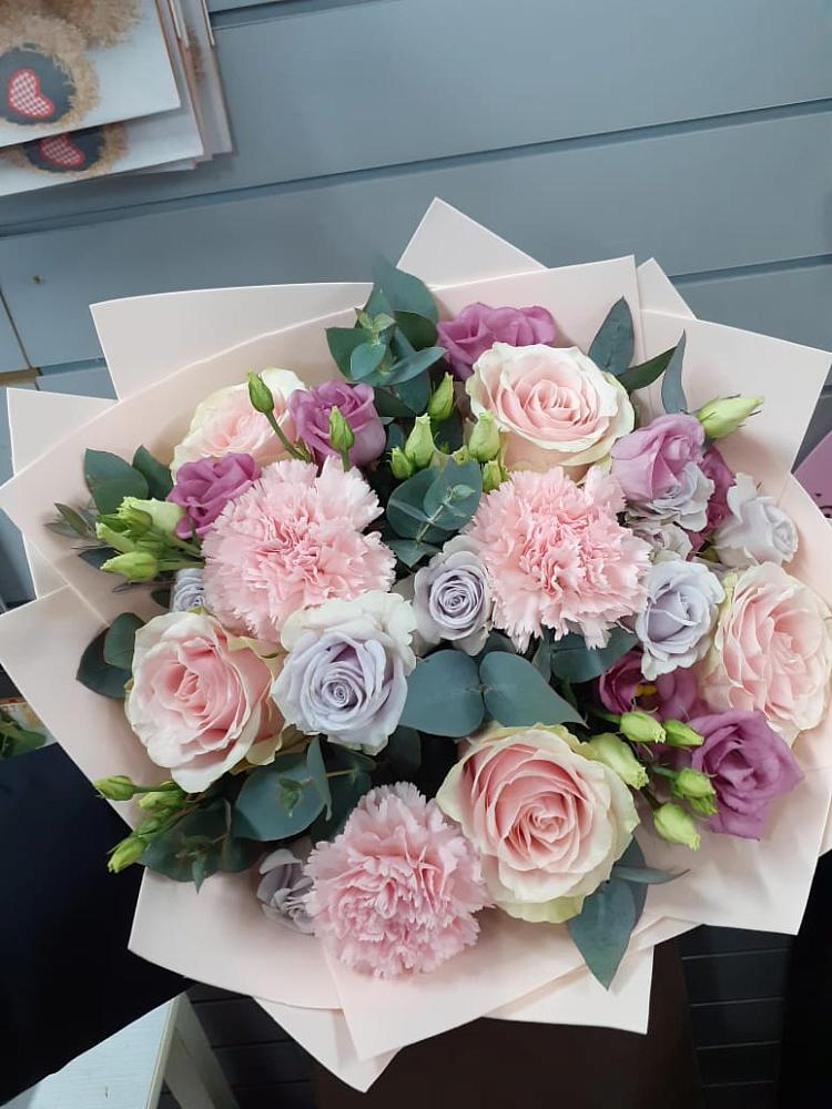 Букет цветов из: Розы, Гвоздики и Лизиантусы в Вольное