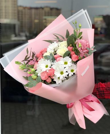 Букет цветов из: Розы, Лизиантусы и Хризантемы в Вольное