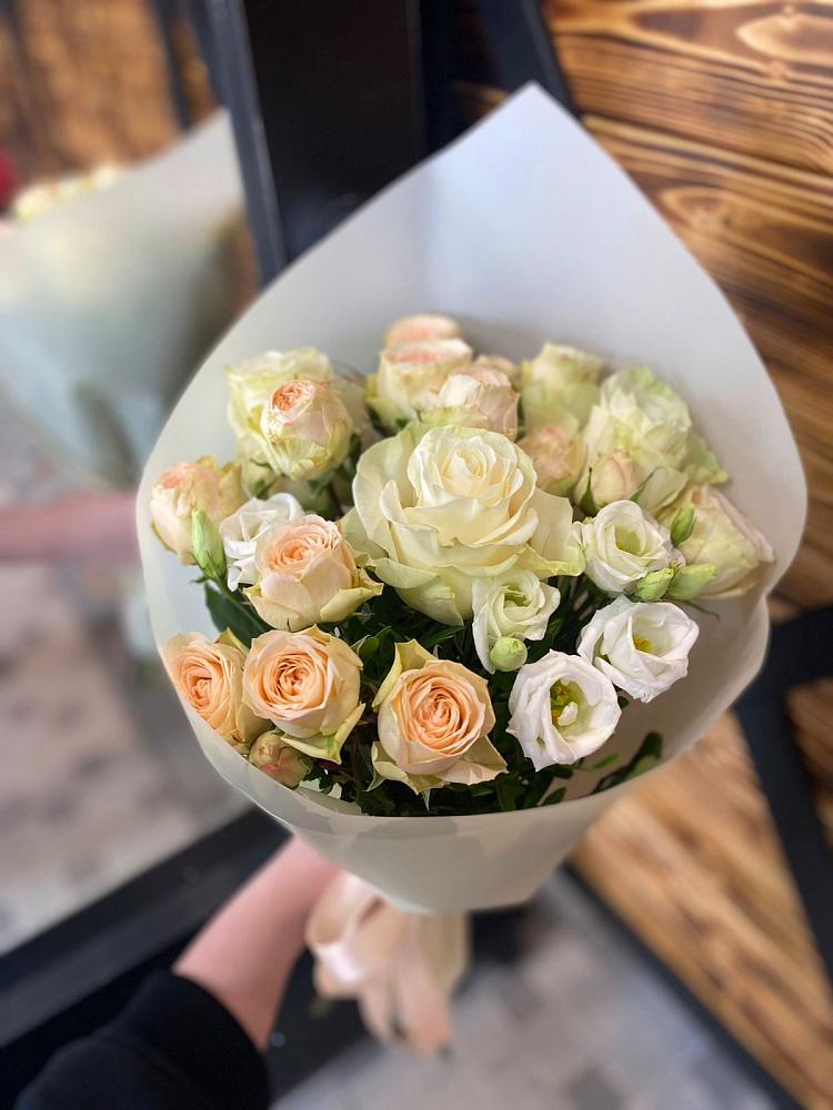 Букет цветов из: Розы и Лизиантусы в Вольное